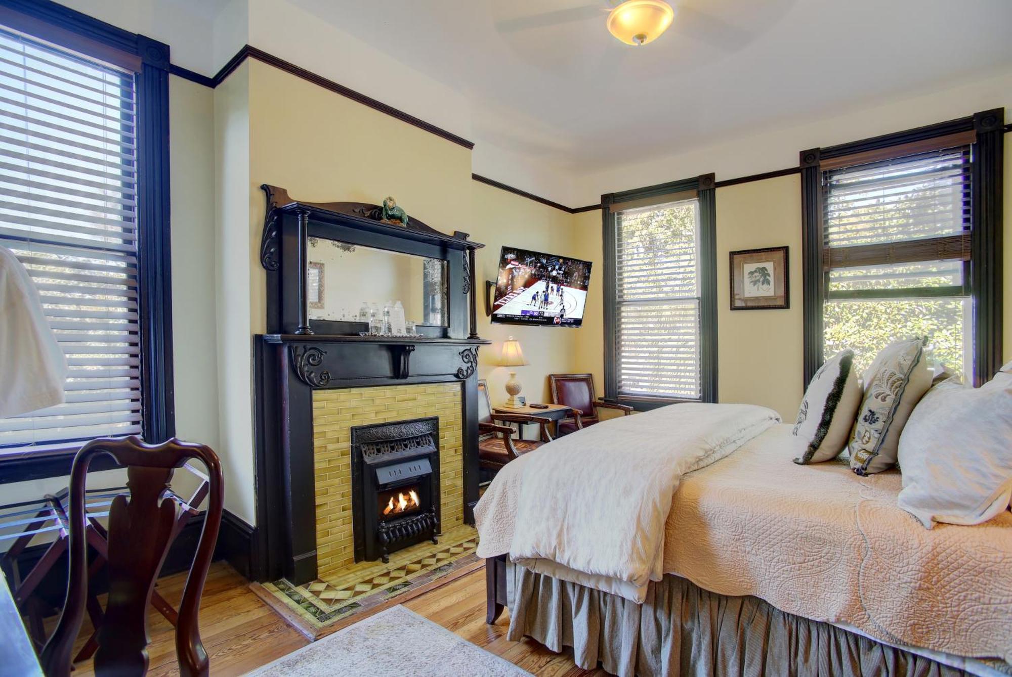 King Room - Chinaberry Balcony,1538056693:JPEG